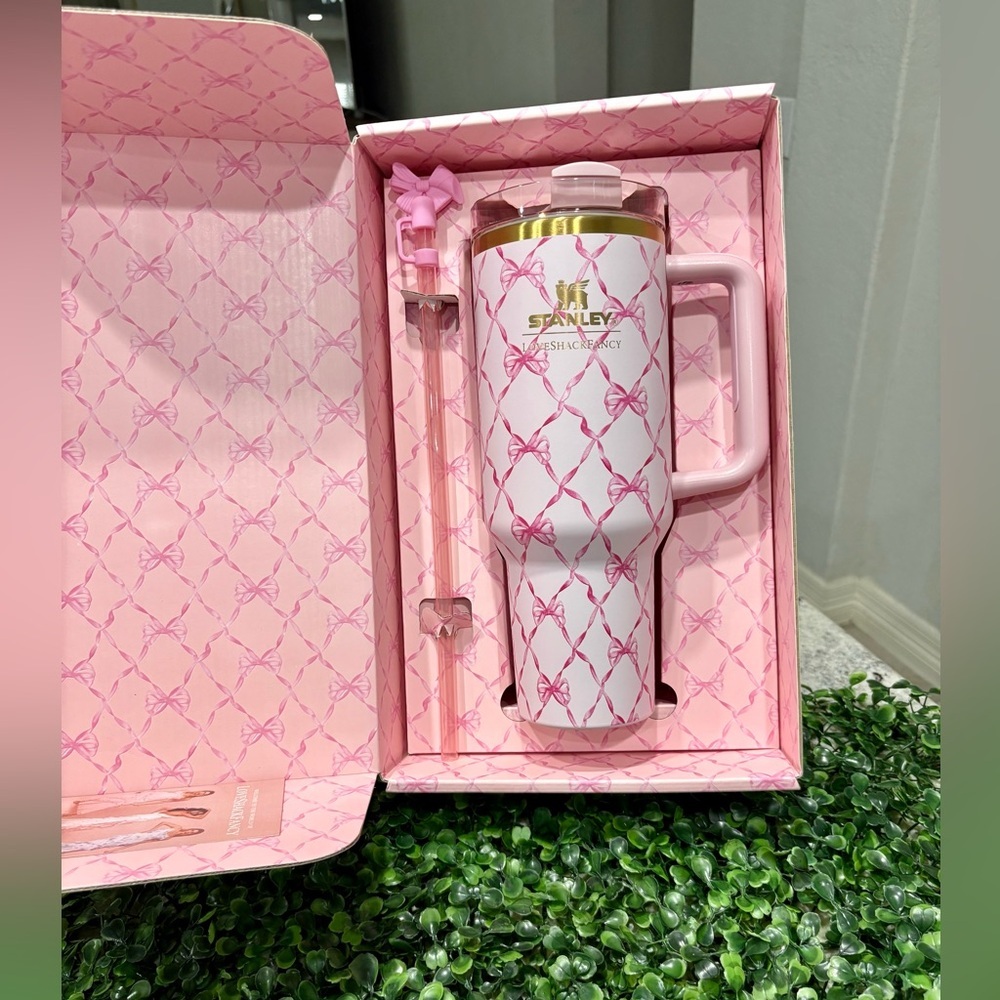 NEW Stanley 1913 x LoveShackFancy 40 OZ LIMITED EDITION Baby Bow Peppermint
Pink